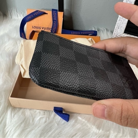 louis-vuitton--  𝅺LOUIS vuitton keycles graphite NWT